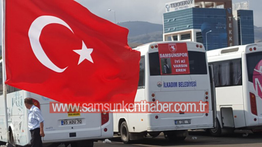 Samsunspor taraftarı şehit Eren Bülbül'ün annesi Ayşe Bülbül'ü ziyaret etti