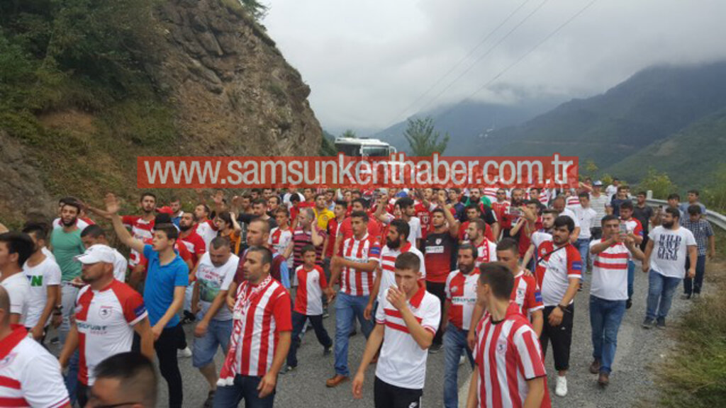 Samsunspor taraftarı şehit Eren Bülbül'ün annesi Ayşe Bülbül'ü ziyaret etti