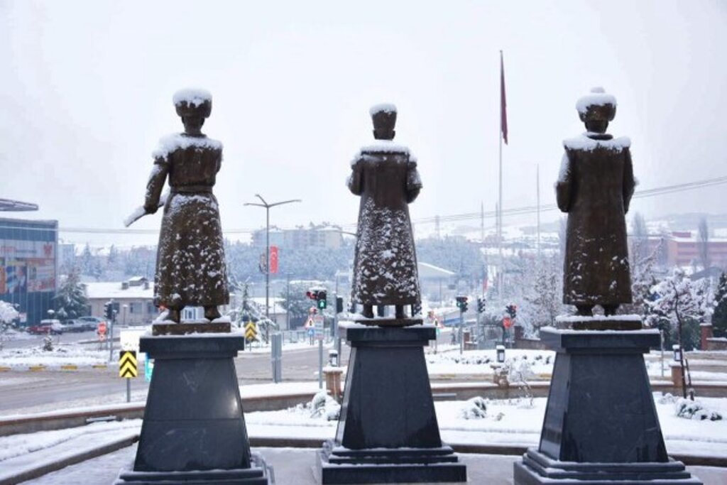 Samsun'un Vezirköprü ilçesinden kartpostallık kar manzaraları