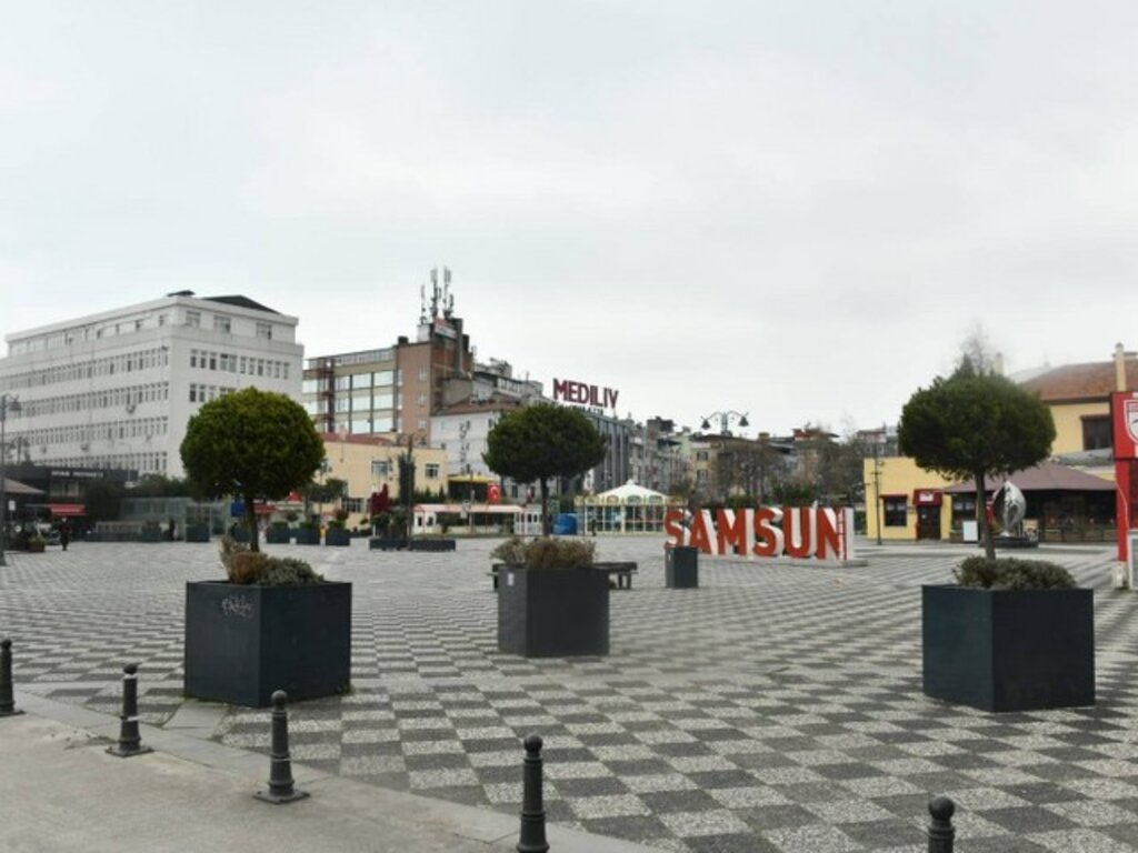 Samsun'da KoronaVirüs nedeniyle cadde ve yollar bomboş