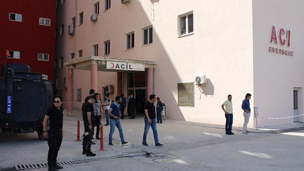 Hakkari'de çatışmada yaralanan polis şehit oldu