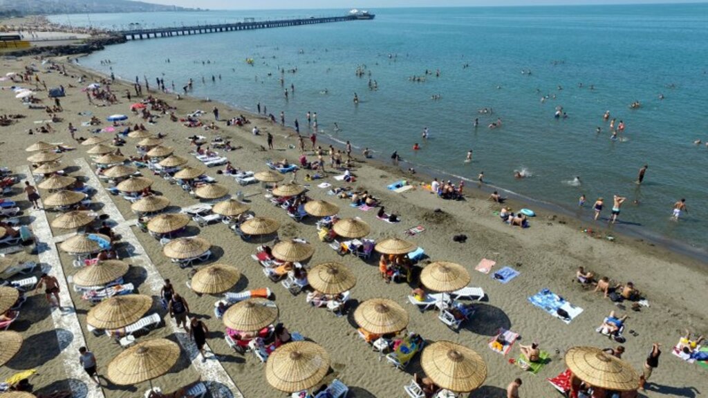 Samsun'da sıcaklar bastırdı sahiller tıklım tıklım doldu