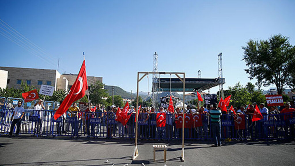 FETÖ'cüleri idam sehpasıyla protesto ettiler