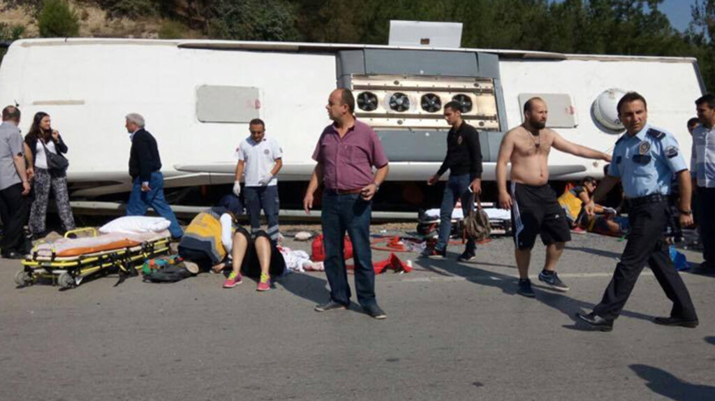 Sinop Boyabat'ta yolcu otobüsü devrildi: 9 yaralı