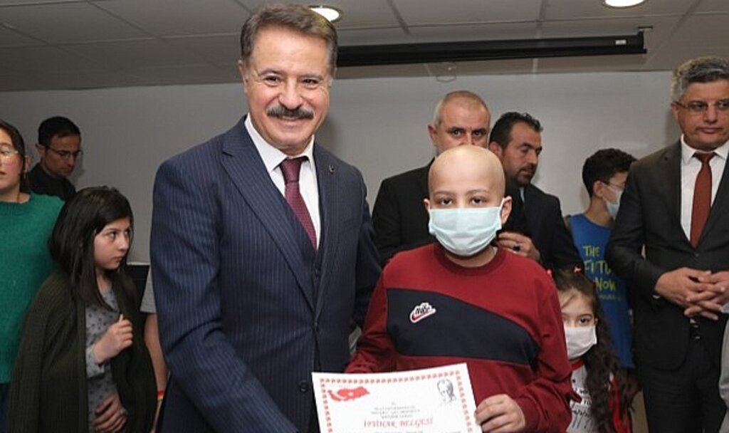 Samsun Atakum Belediye Başkanı Deveci OMÜ'de tedavi gören çocuklara karnelerini verdi