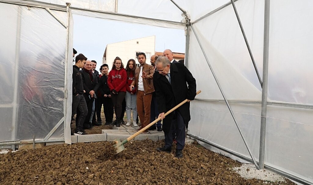 Samsun'da Büyükşehir Belediye Başkanı Mustafa Demir okul bahçesine sera kurdu
