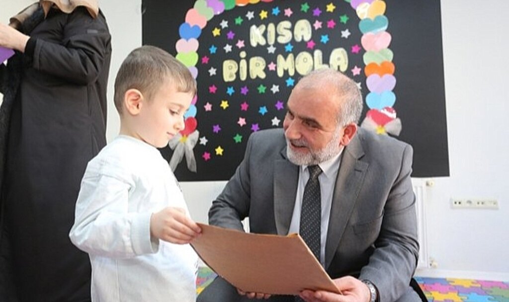 Samsun Canik Belediye Başkanı Sandıkçı öğrencilere karne dağıttı