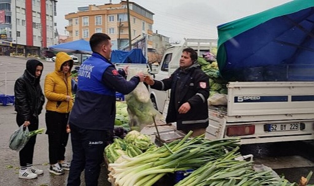 Samsun'da Canik ilçesine gelen depremzedelere vatandaşlar yardım ulaştırıyor