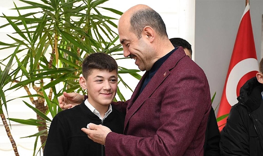 Terme Belediye Başkanı Kılıç, güreşçileri altın ile ödüllendirdi