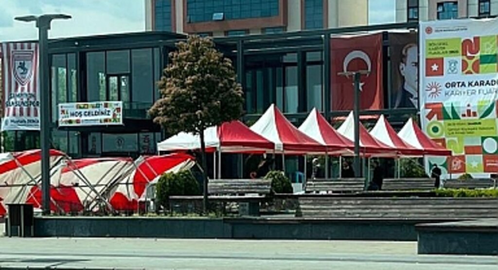 Samsun'da kriz yaratan bordo mavi çadırların yerine kırmızı beyazlı çadırlar geldi