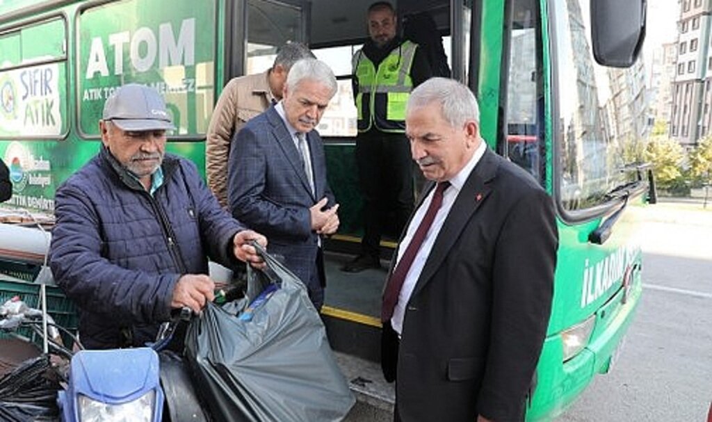 Samsun İlkadım Belediyesi atom otobüsüyle ilçe halkına destek sağlıyor