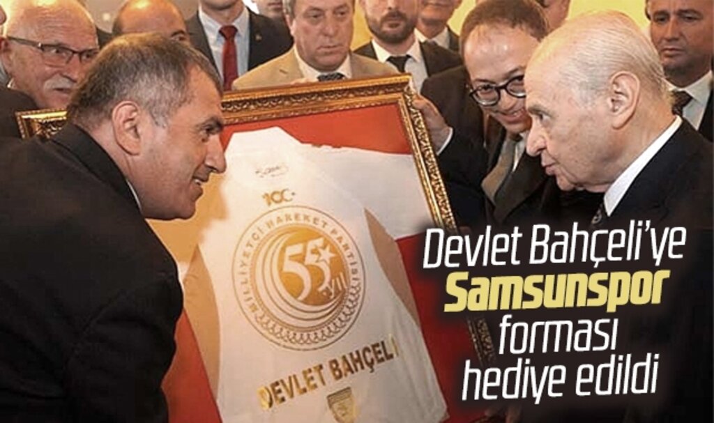 MHP Samsun İl Başkanı Mucur Devlet Bahçeli'ye Samsunspor forması hediye etti