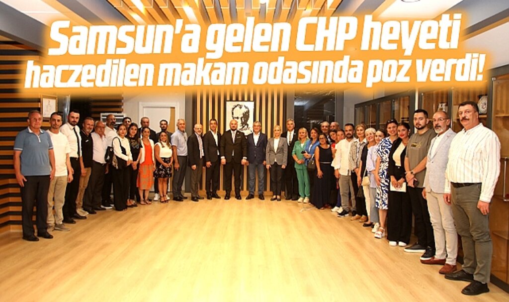 Samsun'da CHP heyeti haciz nedeniyle eşyasız kalan makam odasında poz verdi