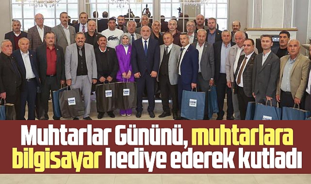 Samsun'da İbrahim Sandıkçı, muhtarlar gününü bilgisayar hediye ederek kutladı