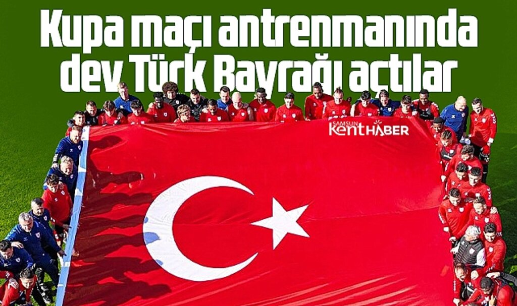 Samsunsporlu futbolcular Cumhuriyetin 101. yılını Türk Bayrağı açarak kutladı