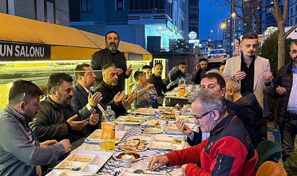 Samsun'da meclis üyesi Adem Yıldırım şoför esnafı ile iftarda bir araya geldi
