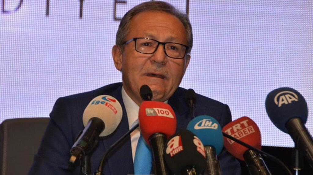 Ahmet Edip Uğur ağlayarak başkanlık görevinden istifa etti