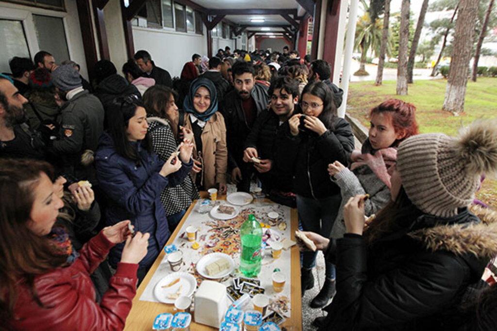 Karadeniz'de hamsi tadımlık oldu!