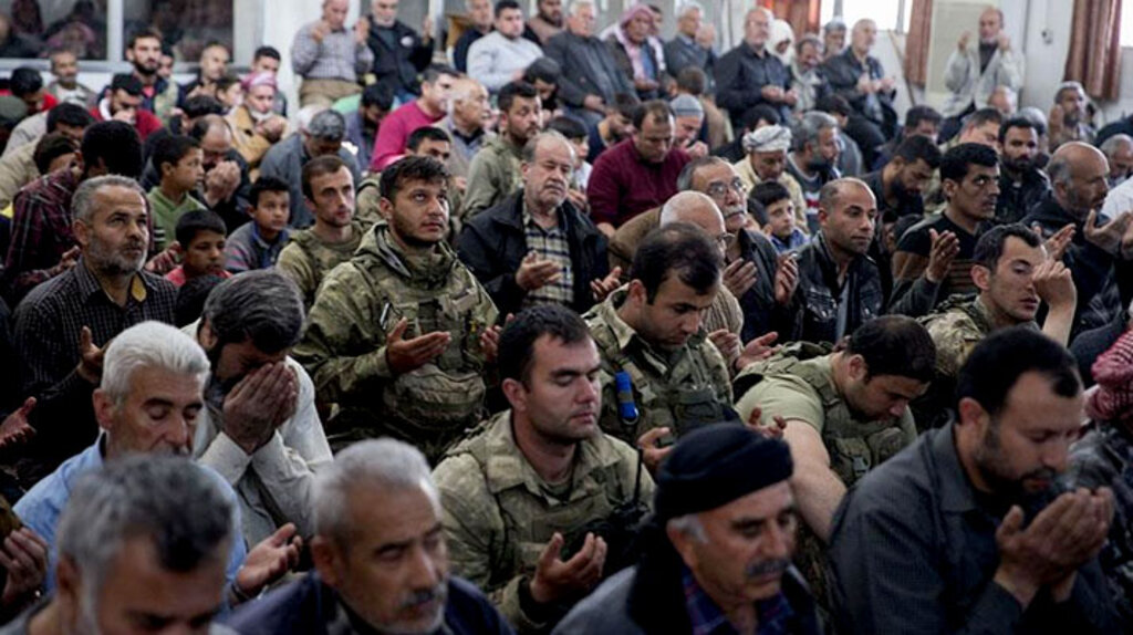 Mehmetçikler Afrin halkı ile cuma namazı kıldı