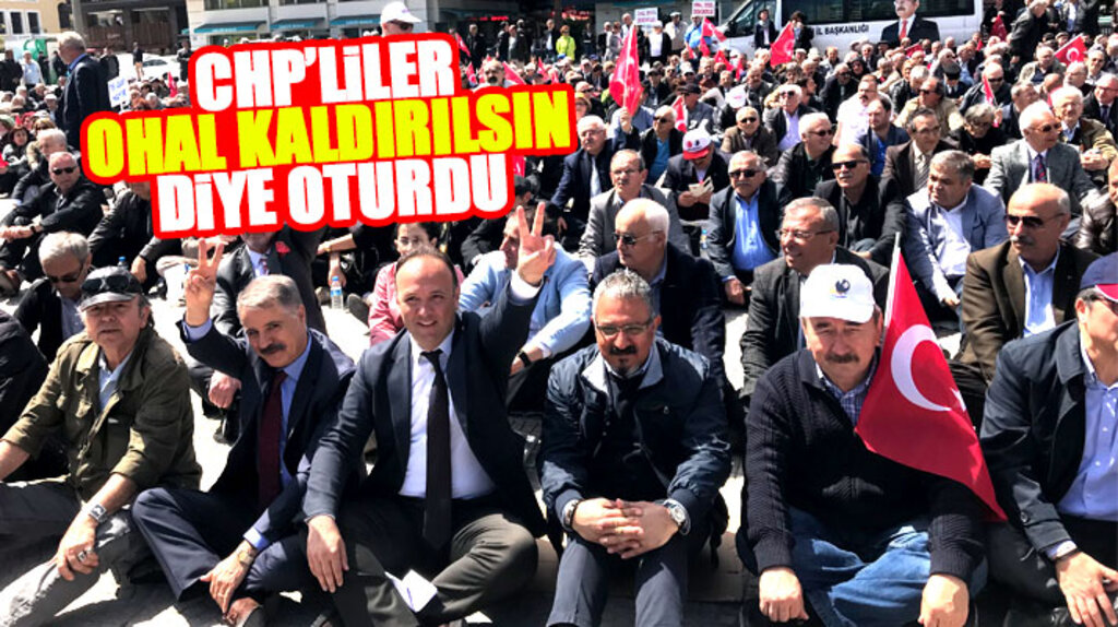 Samsun'da CHP'liler Cumhuriyet Meydanında OHAL'in kalkması için oturma eylemi yaptı