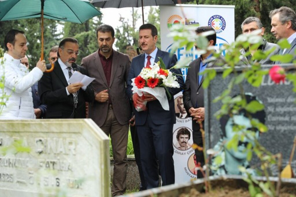 Yıldıray Çınar ölümünün 10'uncu yılında mezarı başında dualarla anıldı