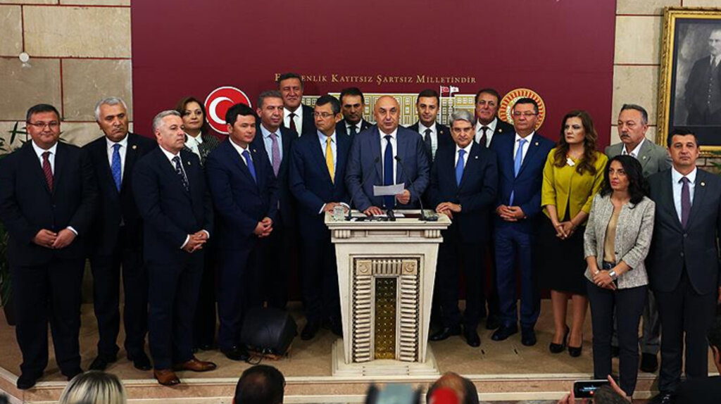 CHP'den istifa eden 15 Milletvekili yeniden CHP'ye döndü