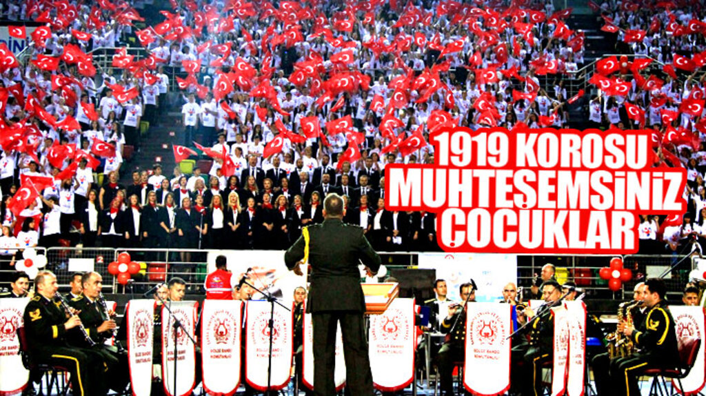 Samsun'da 1919 öğrenci hep bir ağızdan 19 Mayıs Marşını seslendirdi