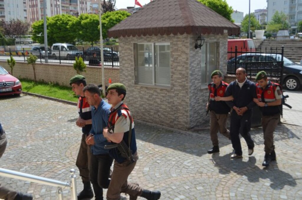 Bafra ilçesinde aranan iki kişi yakalanarak tutuklandı