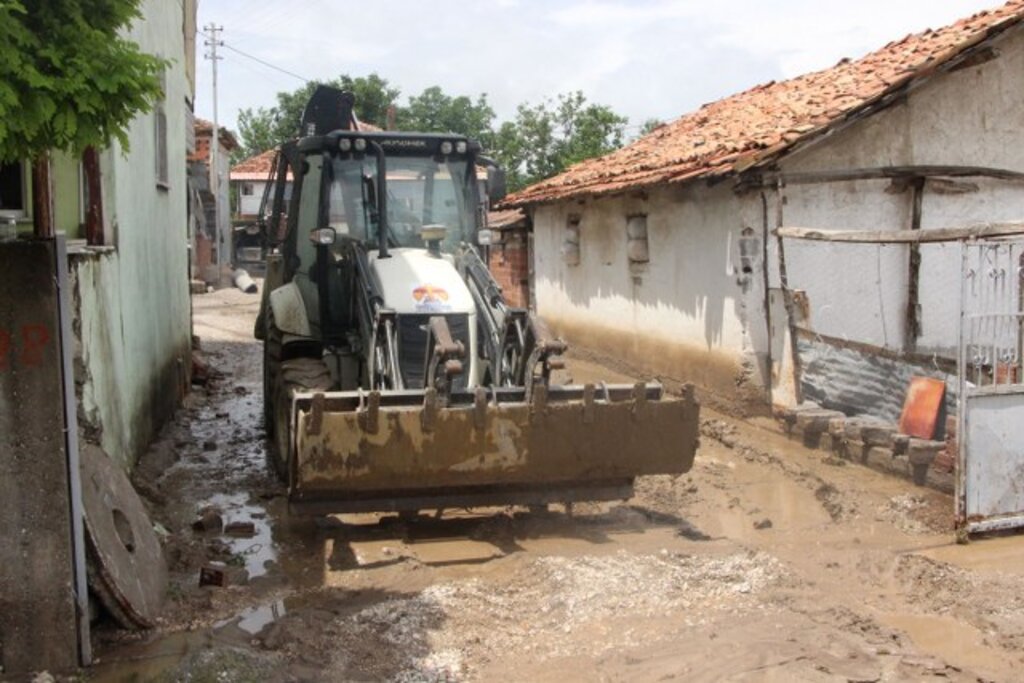 Havza ilçesinde bir saat yağan yağmur su baskınlarına neden oldu 