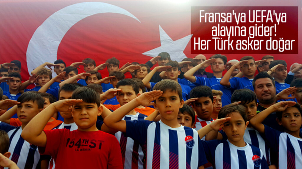 Samsun'da Kolpınar Futbol Kulübü futbolcuları Türk bayrağı önünde asker selamı verdi